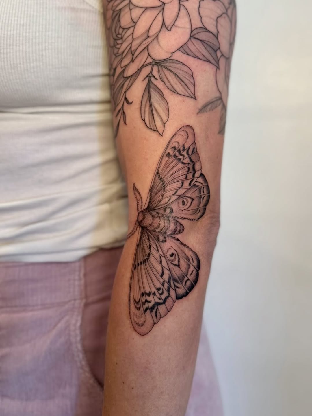 Tattoo by @liannadefleur โ black_and_grey, fine_line