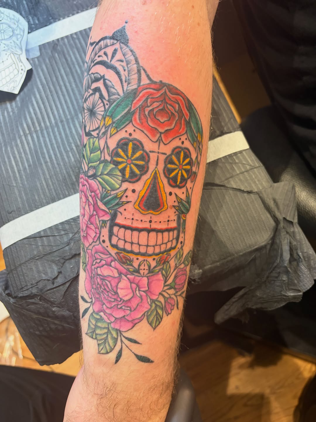Tattoo by @em_pene — illustrative, realism