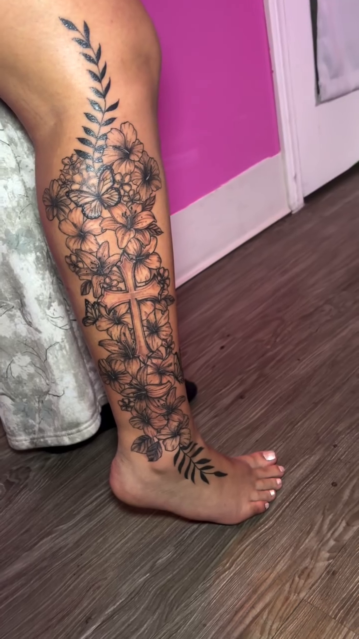 Tattoo by @pinklavishtattoos โ black_and_grey, illustrative