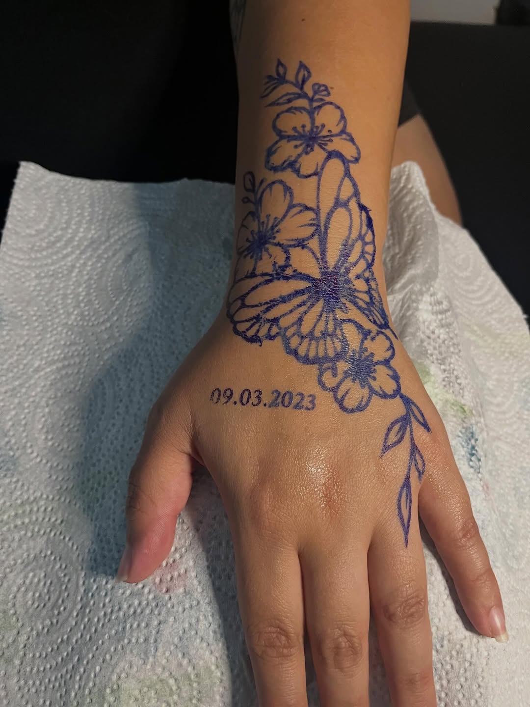 Tattoo by @inkbylaybae โ fine_line