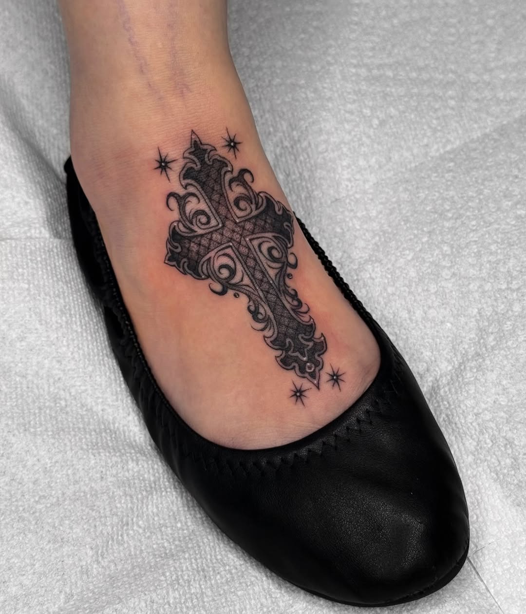 Tattoo by @kaylacancion — black_and_grey, ornamental