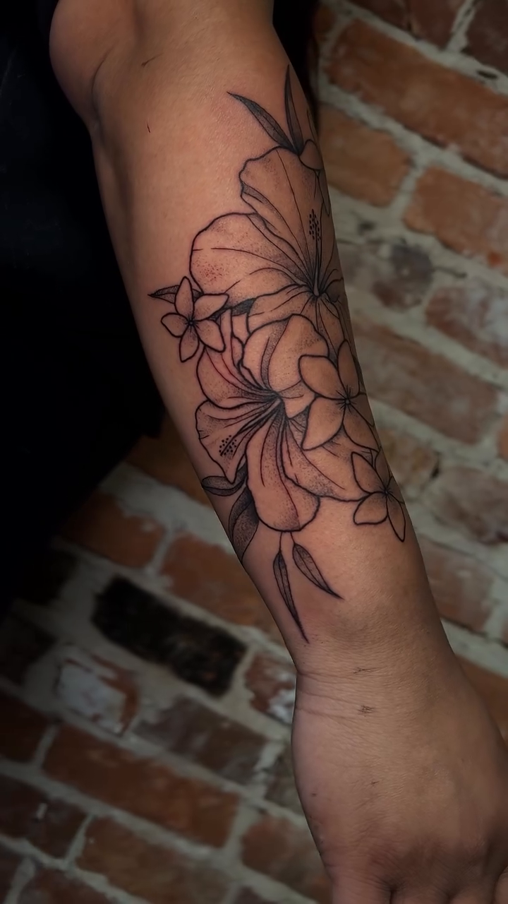 Tattoo by @uncomfycomfort โ illustrative, fine_line