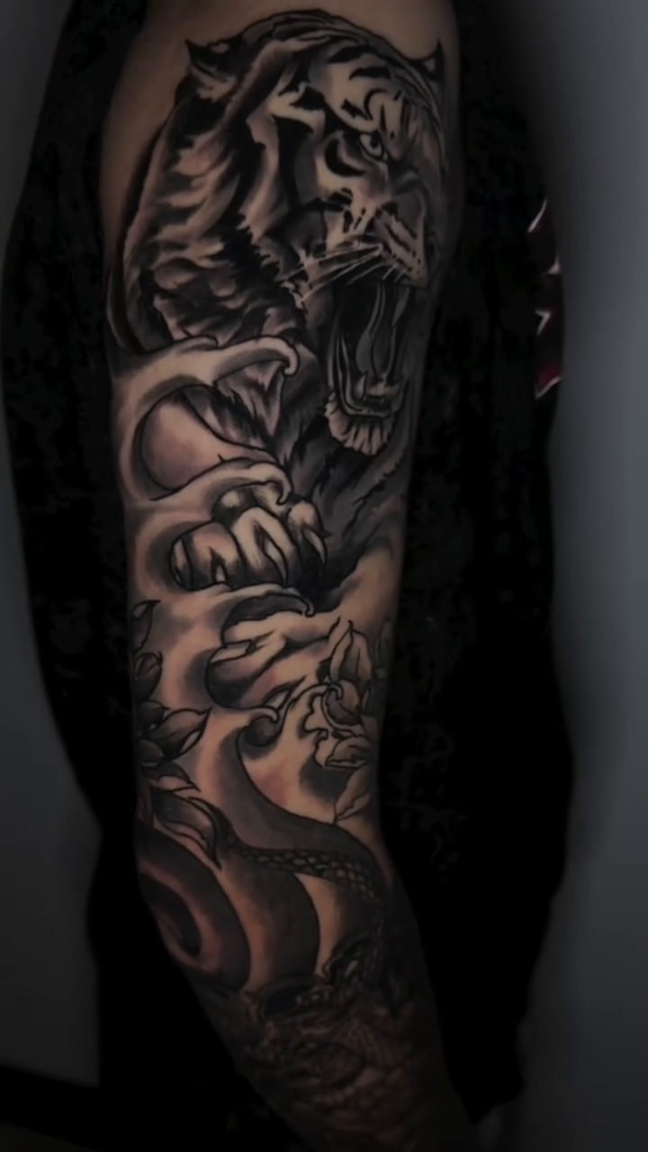 Tattoo by @giigiitatts — black_and_grey, realism