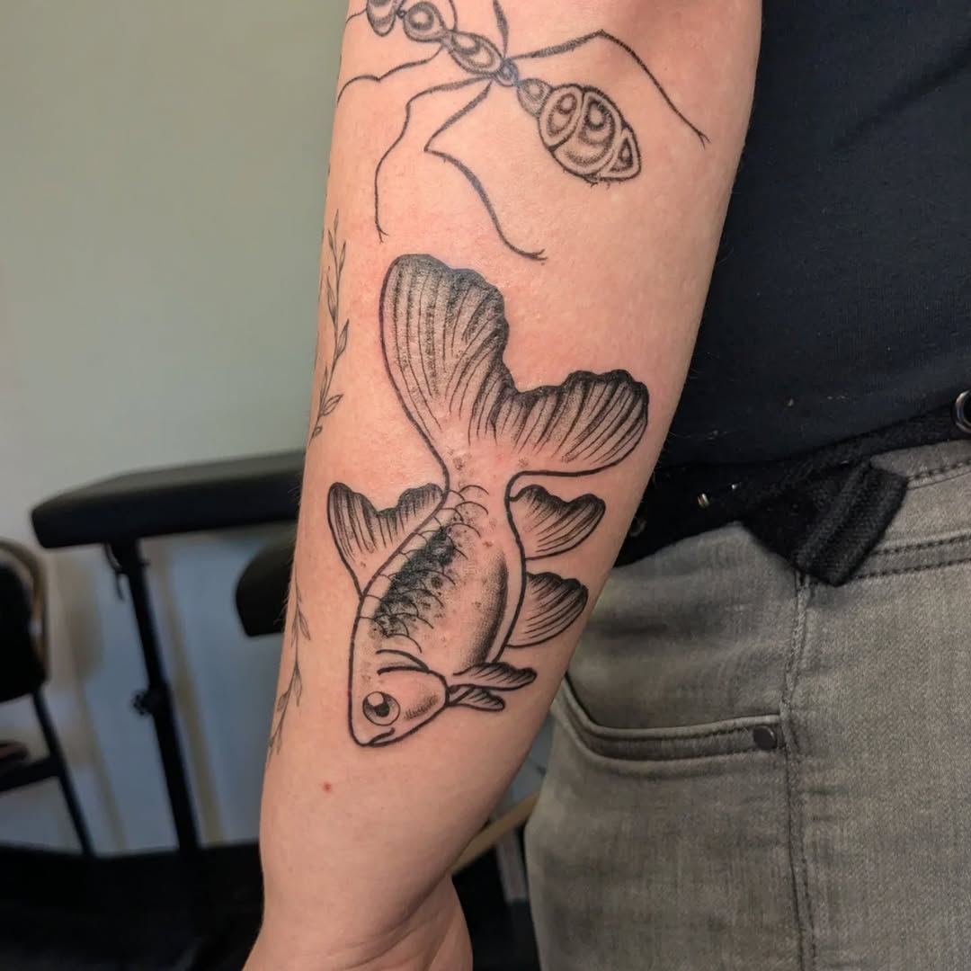 Tattoo by @snakesinmydreams โ blackwork