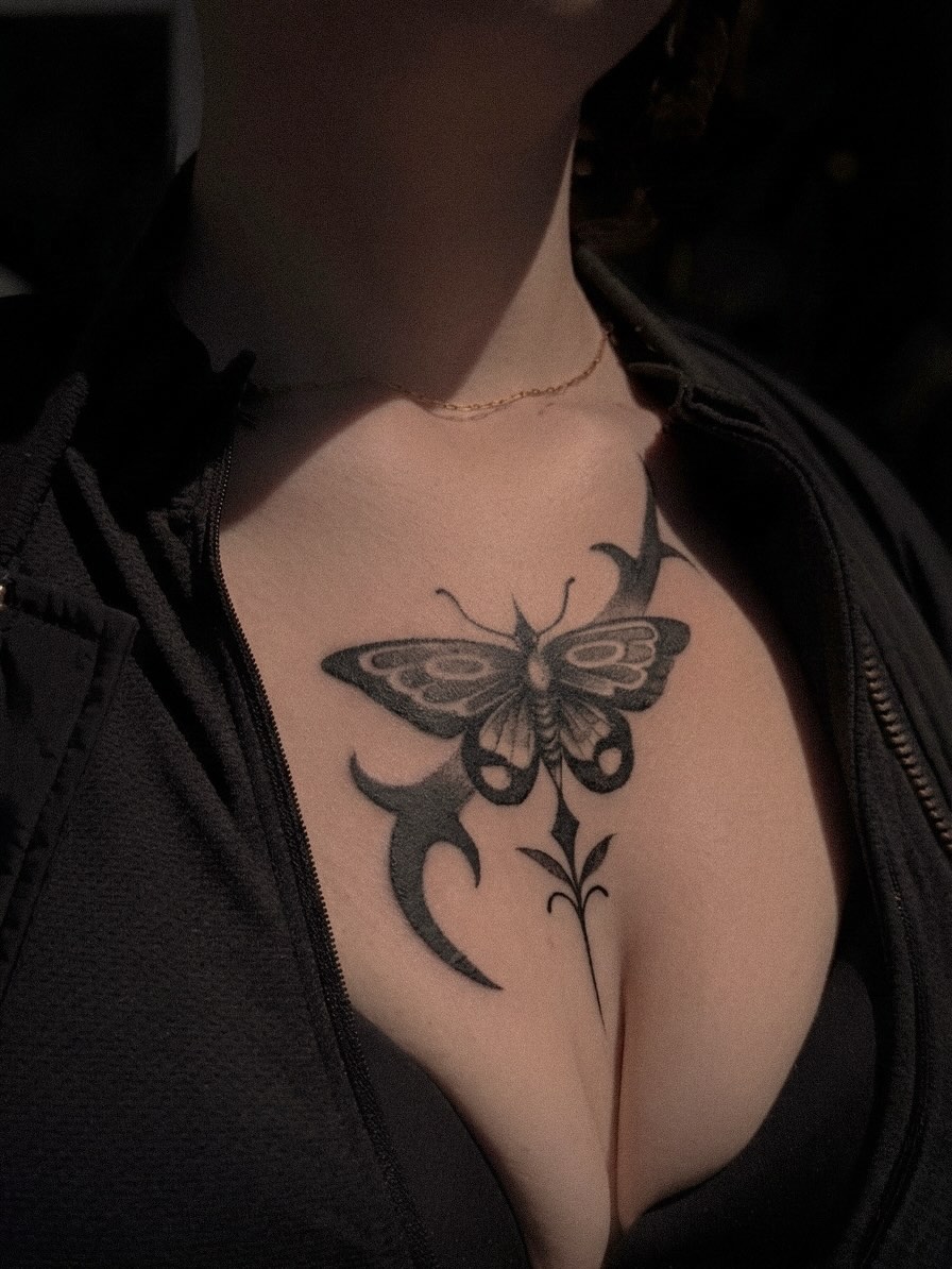 Tattoo by @lahyenettt — black_and_grey