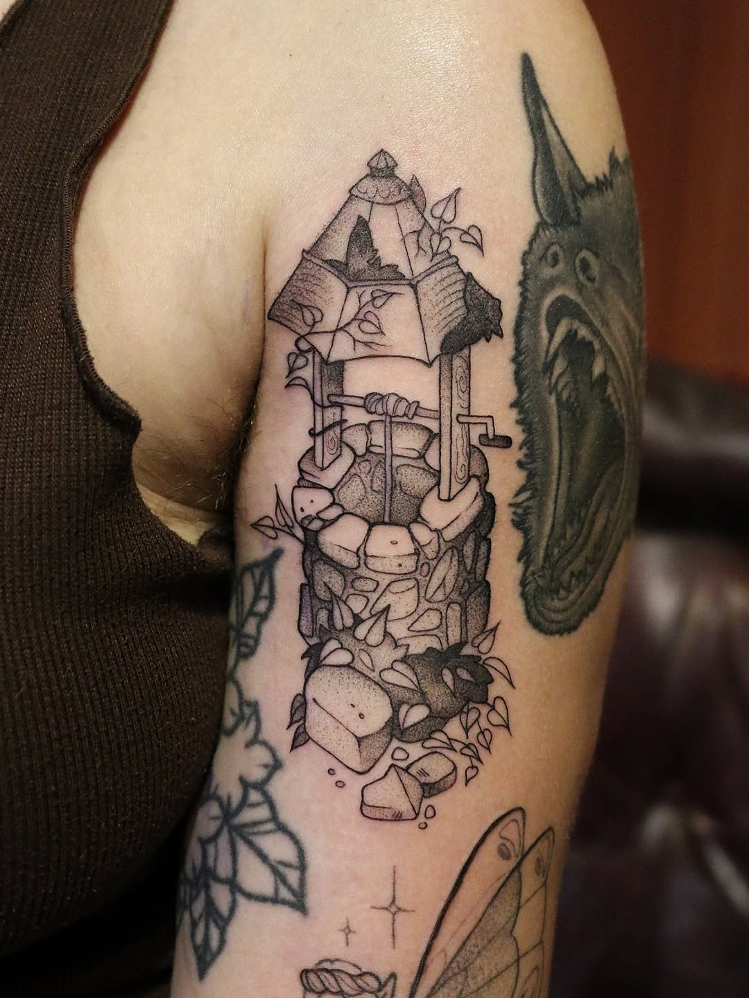 Tattoo by @summerbee_tattoo — illustrative, dotwork