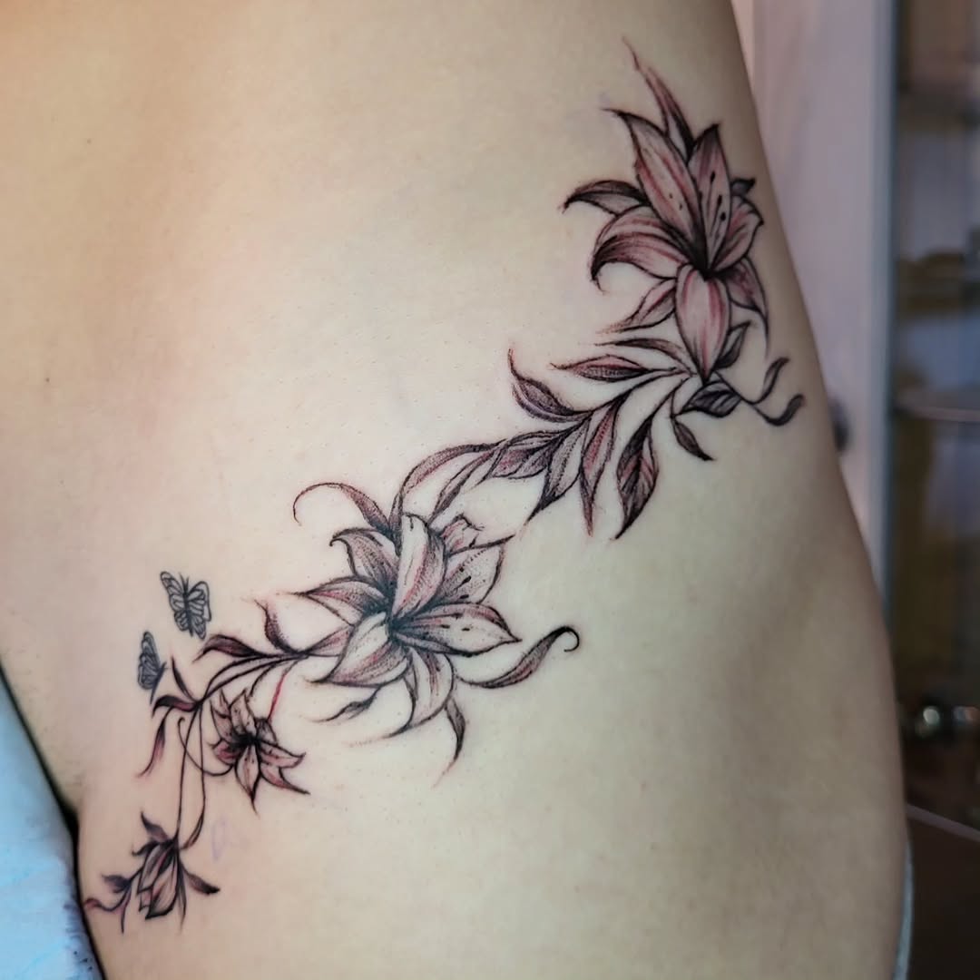 Tattoo by @ele_tattoos — fine_line, black_and_grey