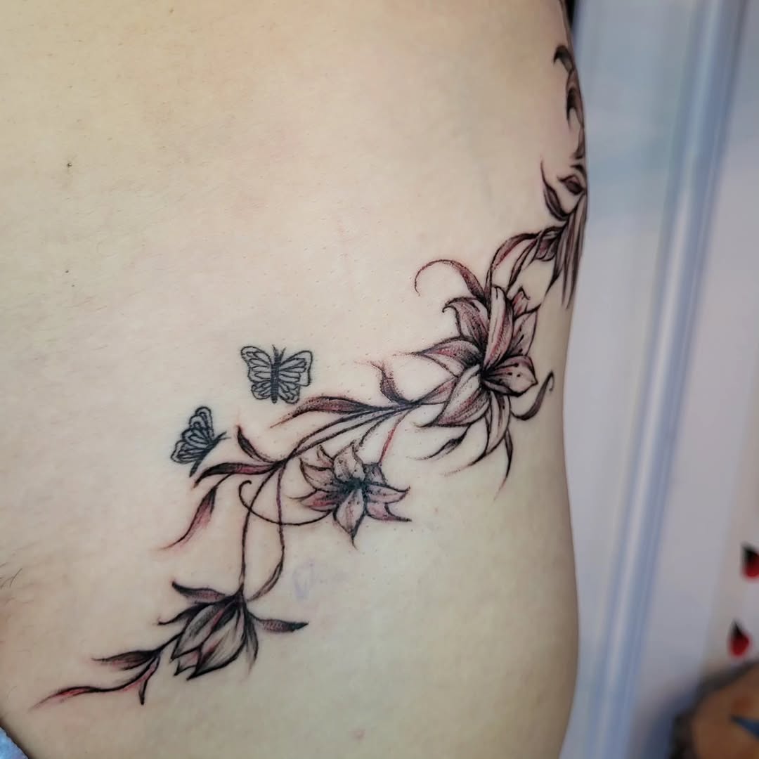 Tattoo by @ele_tattoos — fine_line, black_and_grey