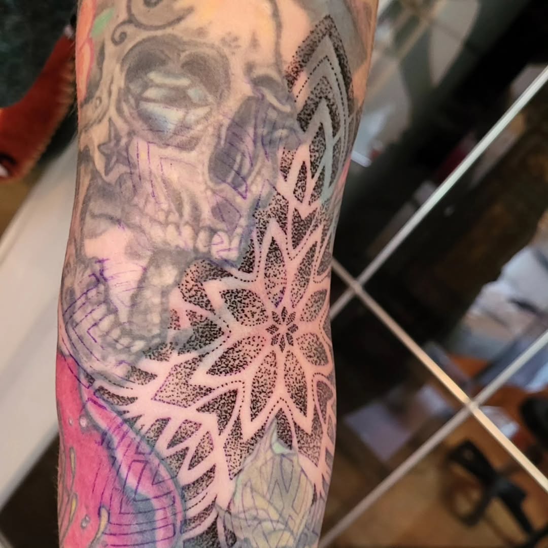 Tattoo by @ele_tattoos — dotwork, geometric