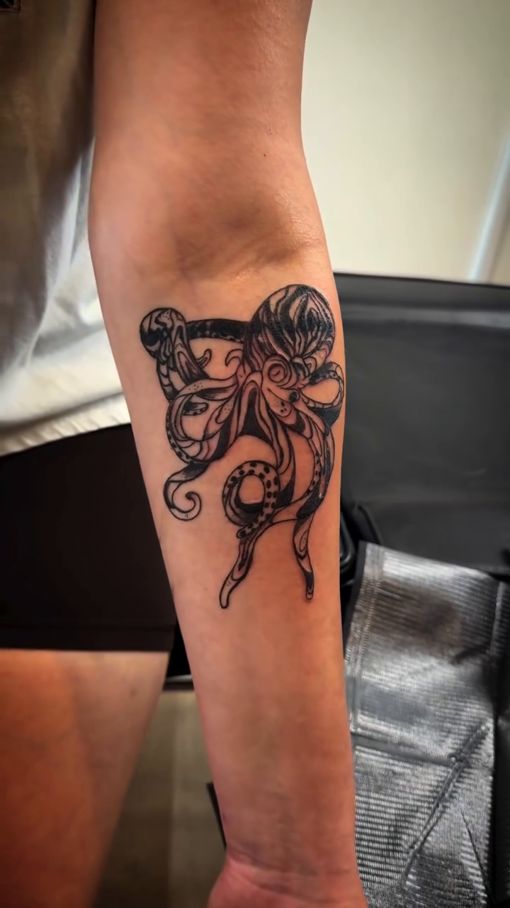 Tattoo by @tolzinink — black_and_grey