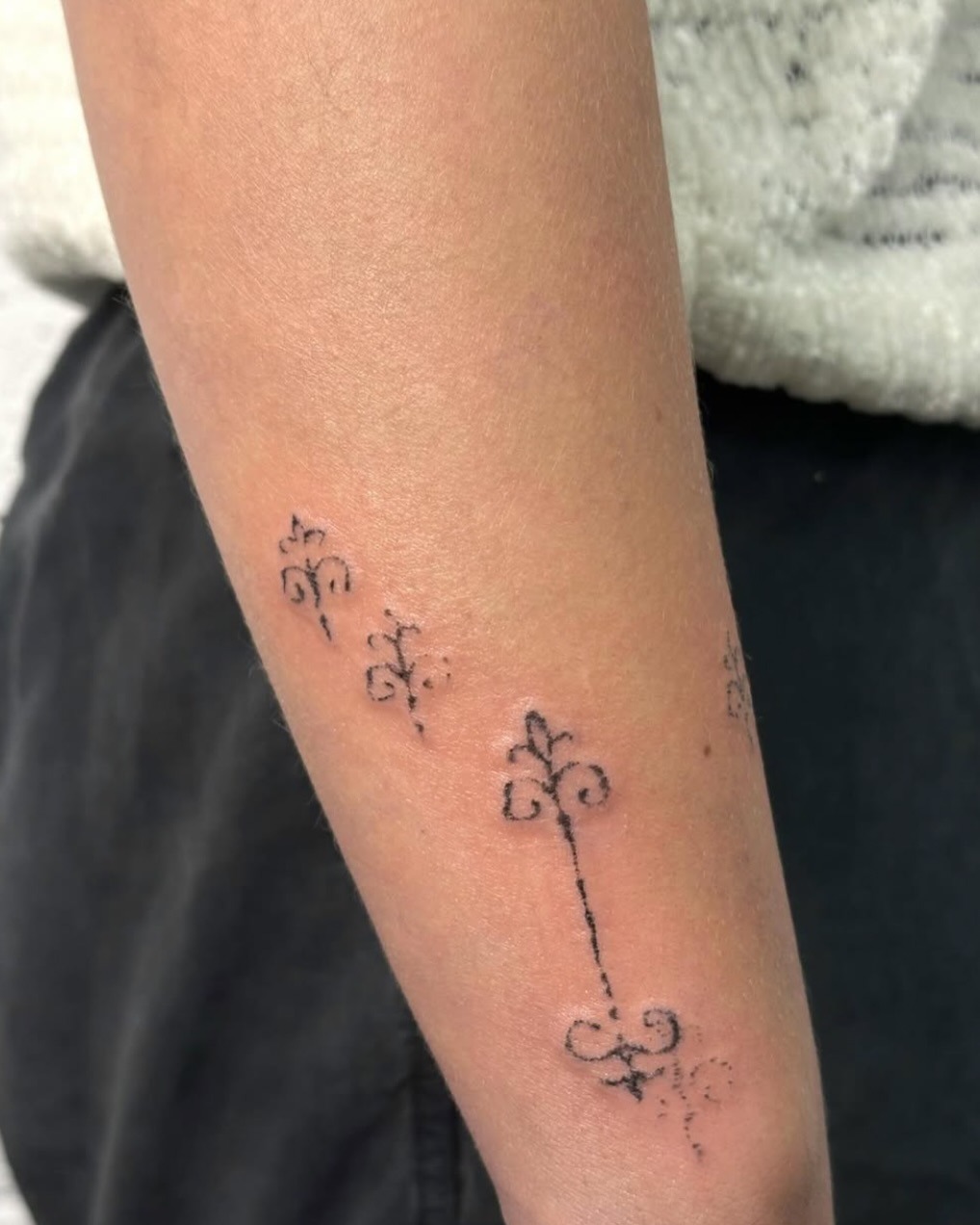 Tattoo by @____e_d_e_n____ β fine_line, minimalist