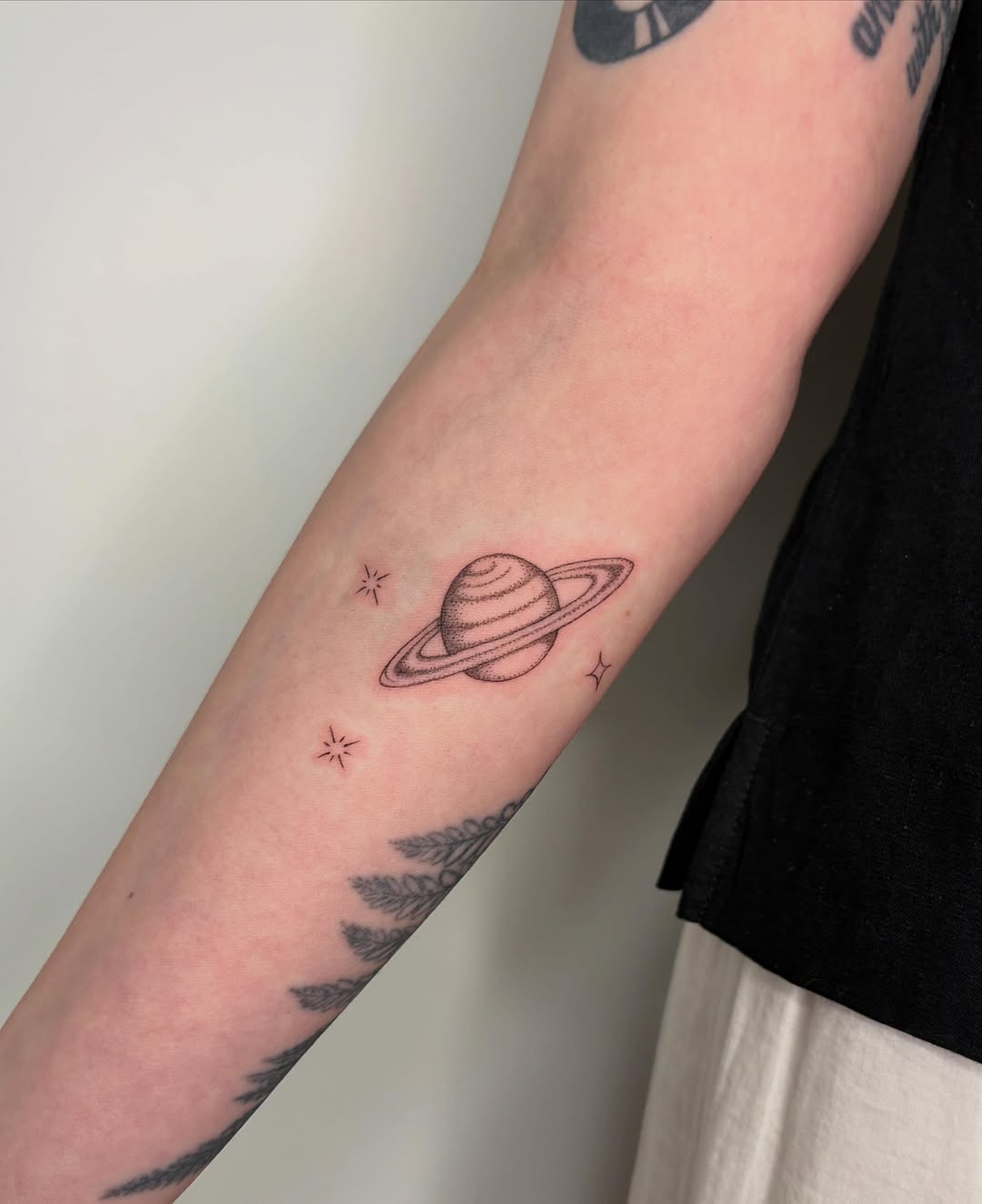 Tattoo by @en.terra — fine_line, dotwork