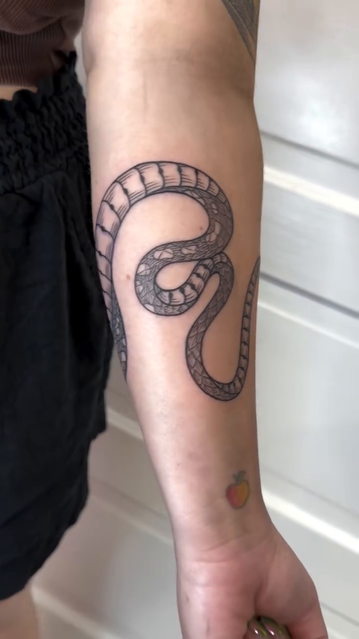 Tattoo by @taylorbeetattoo β fine_line