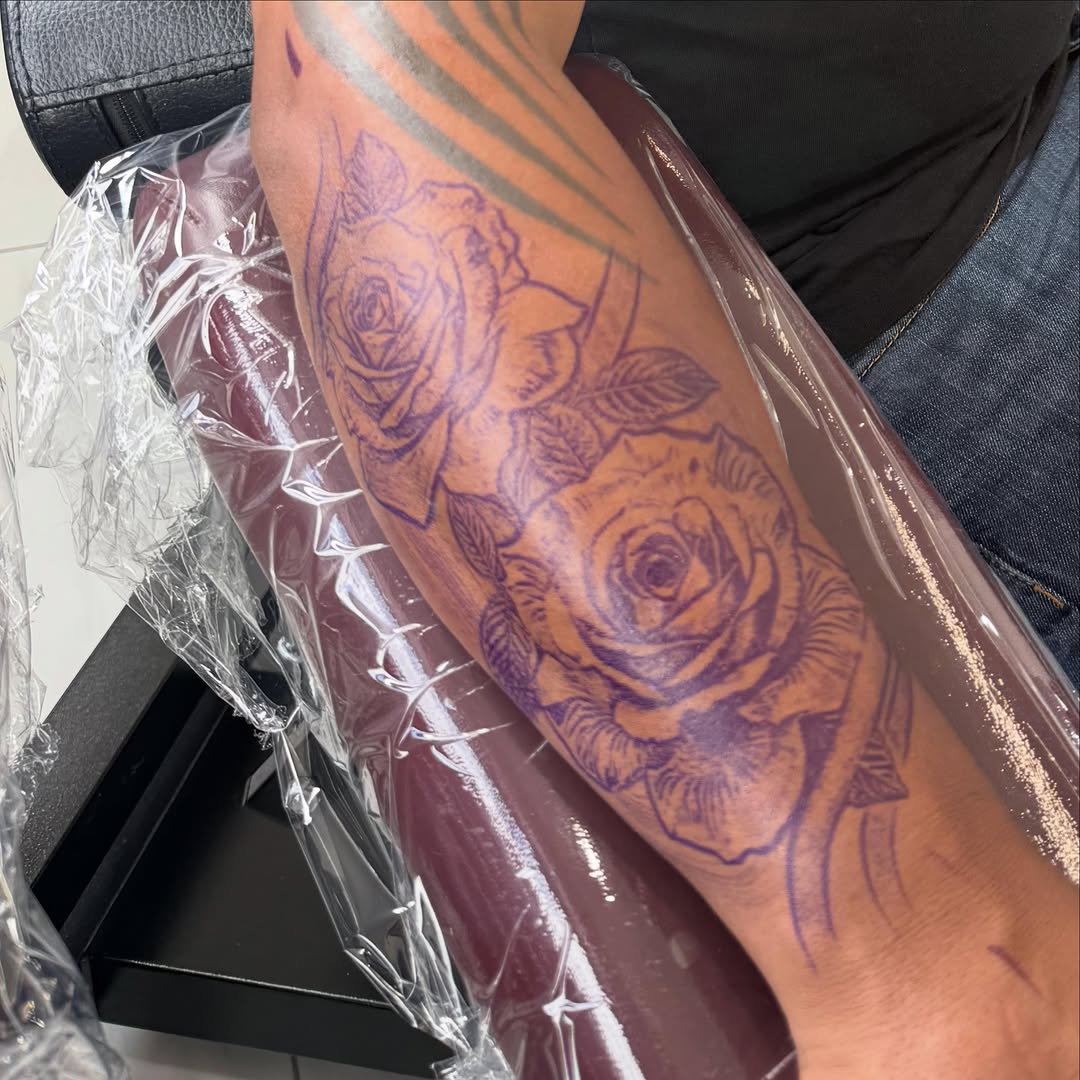 Tattoo by @chelaarte — black_and_grey