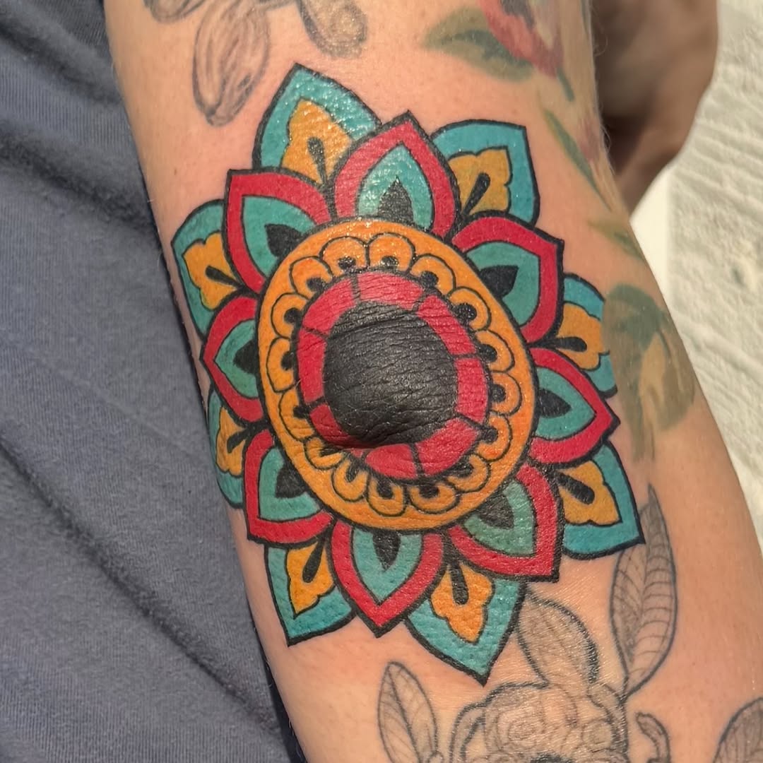 Tattoo by @chozentattoo — geometric, illustrative