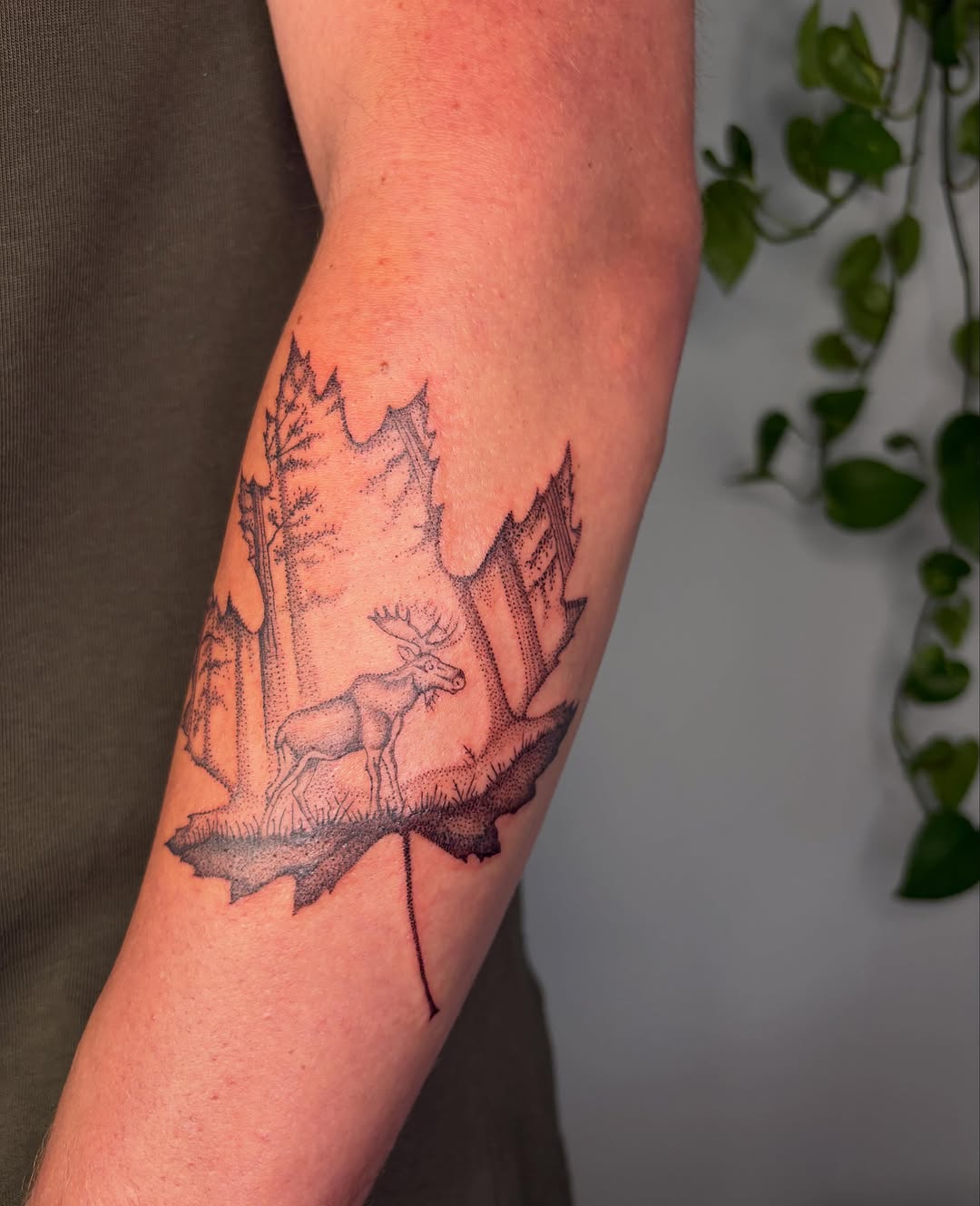 Tattoo by @en.terra — dotwork, illustrative