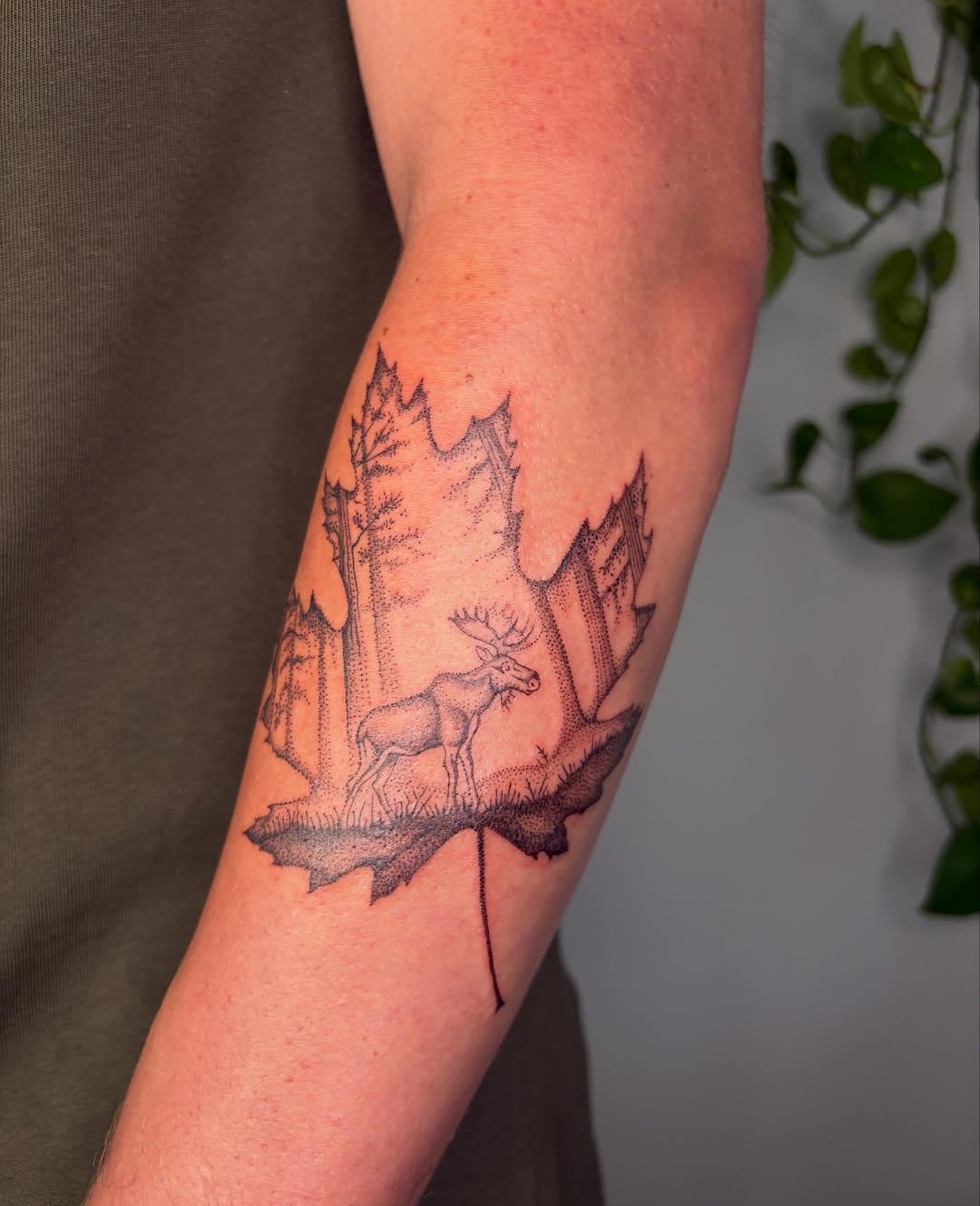 Tattoo by @en.terra — dotwork, illustrative