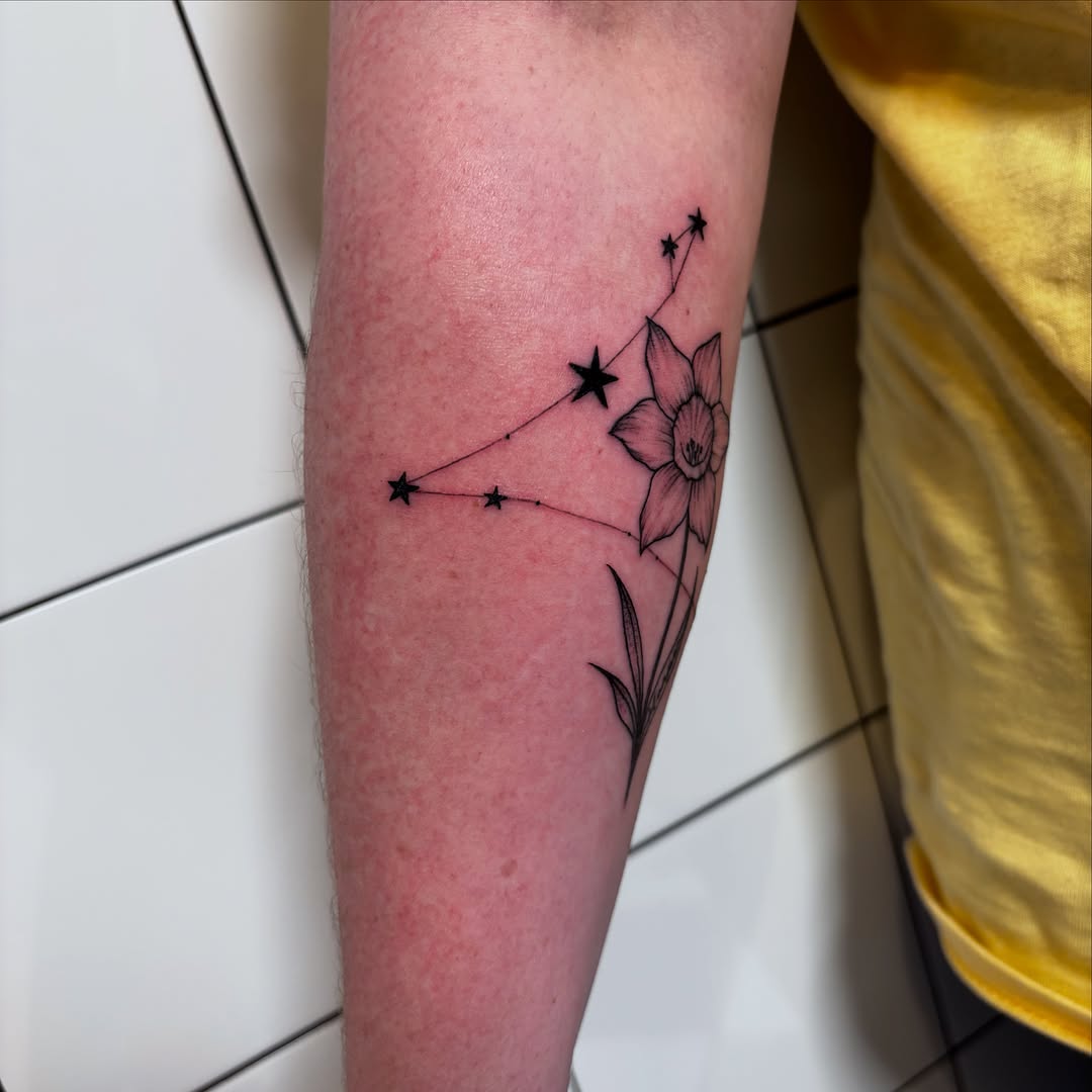 Tattoo by @daynatattoos — fine_line, illustrative