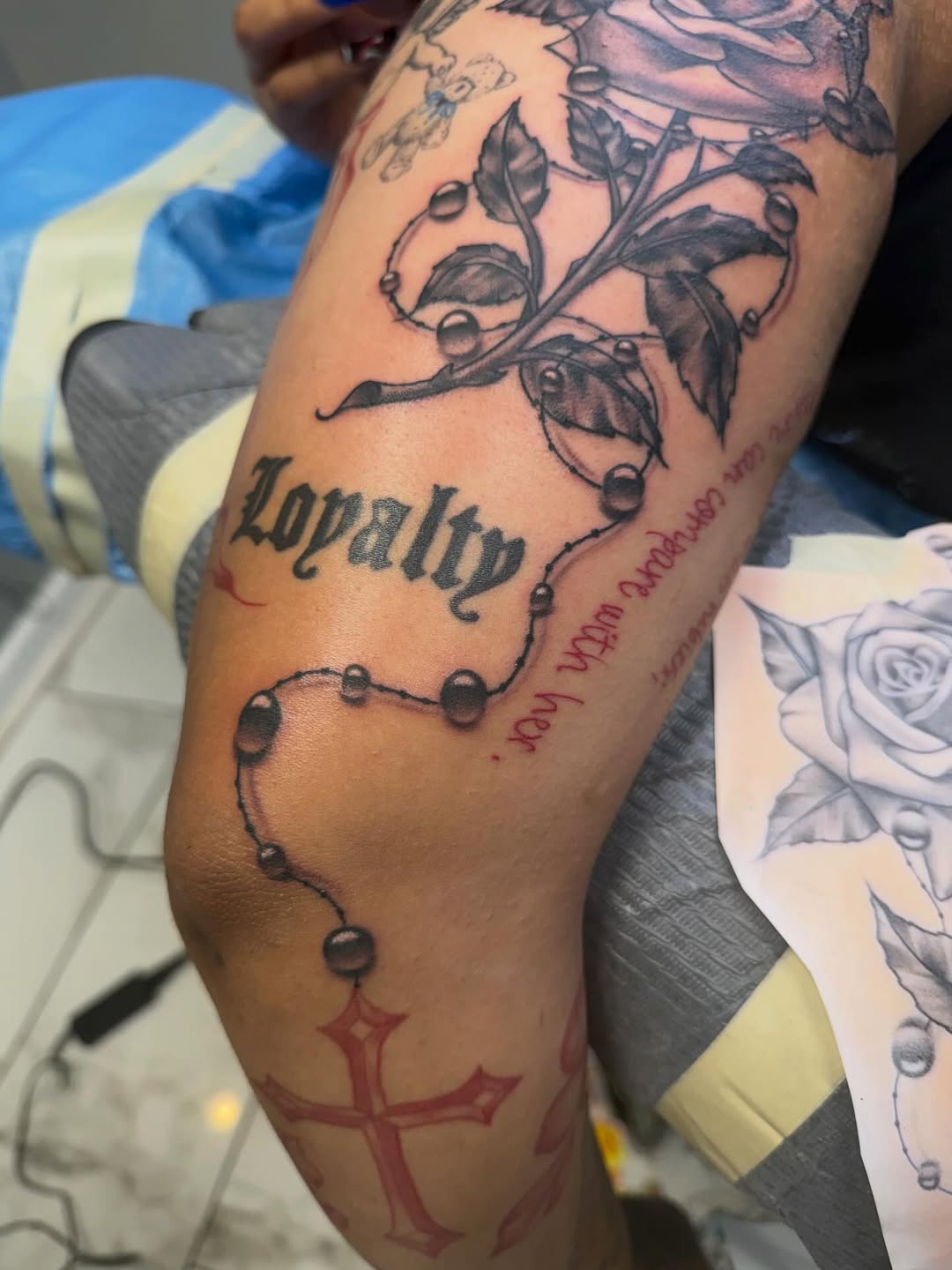 Tattoo by @lindalicioustatts — lettering_script, black_and_grey