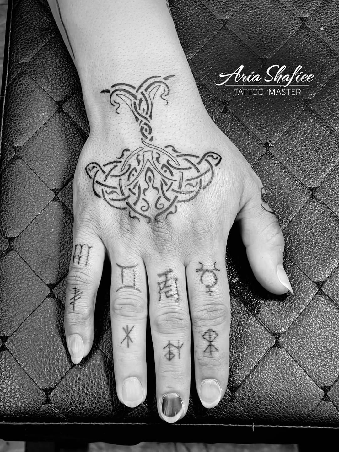 Tattoo by @ariu_tattoo — geometric
