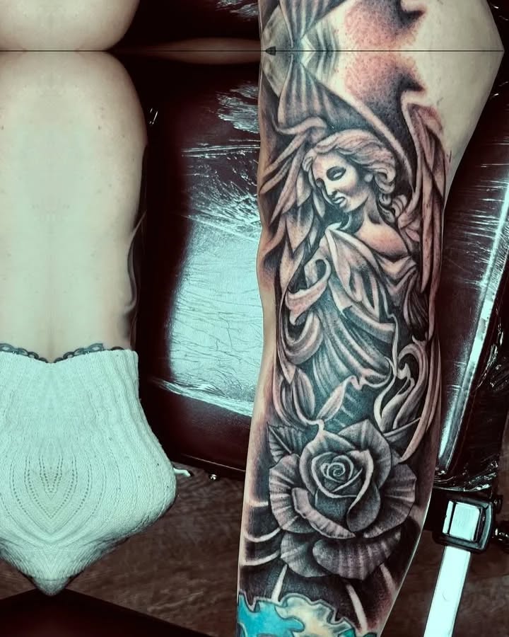 Tattoo by @wats.ongutkowski — black_and_grey, realism