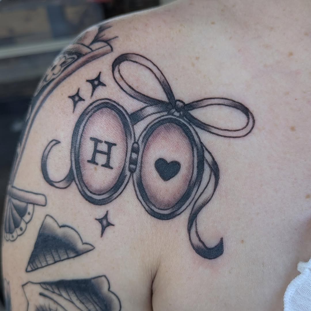 Tattoo by @beetlexbabe — black_and_grey