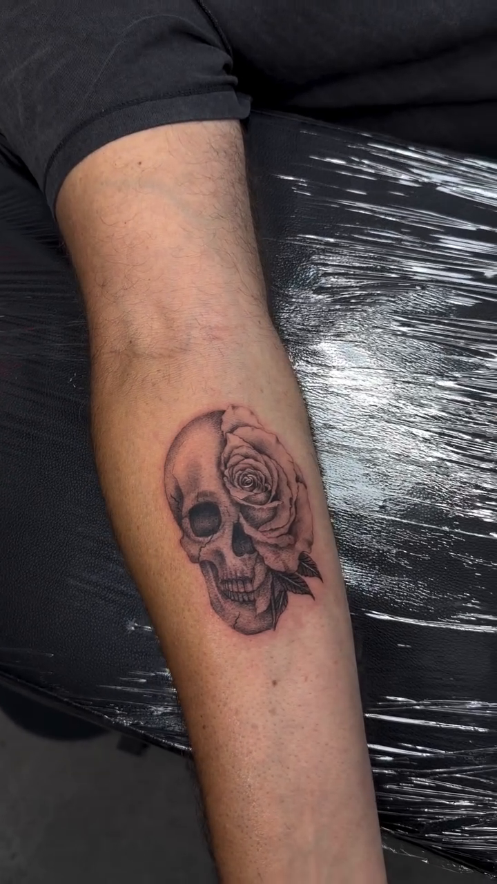 Tattoo by @lina_valentina — black_and_grey, illustrative