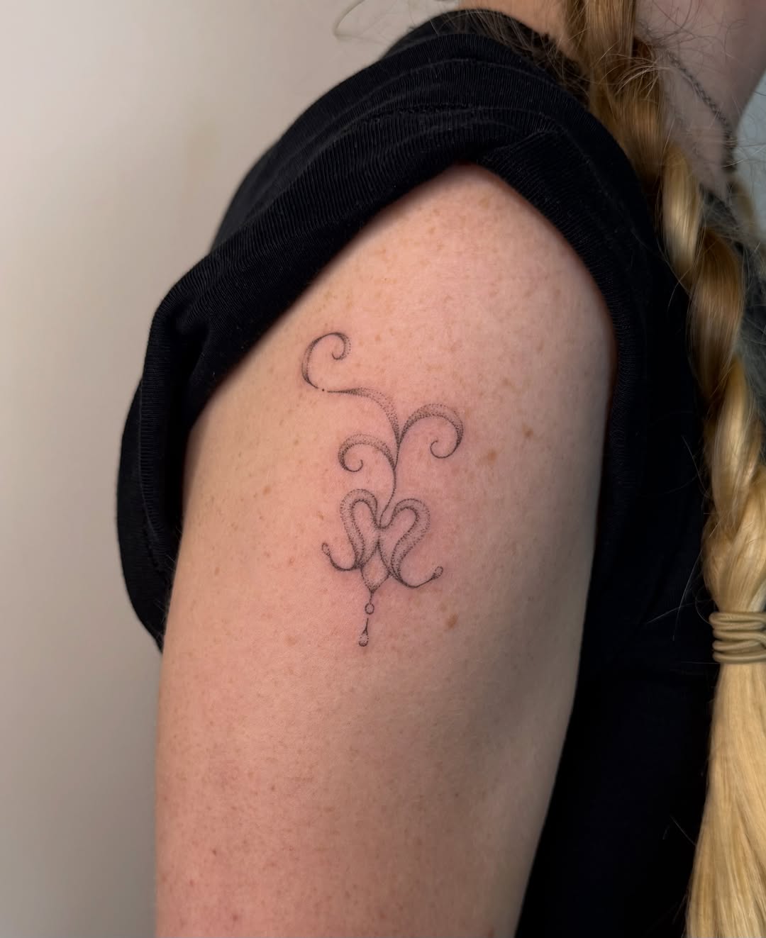 Tattoo by @so0mps — fine_line, dotwork