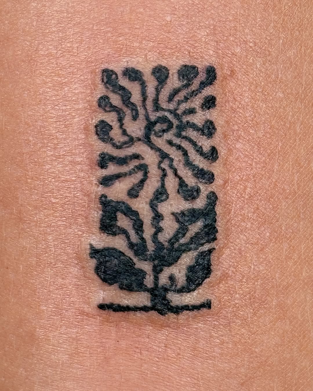 Tattoo by @____e_d_e_n____ β blackwork, geometric