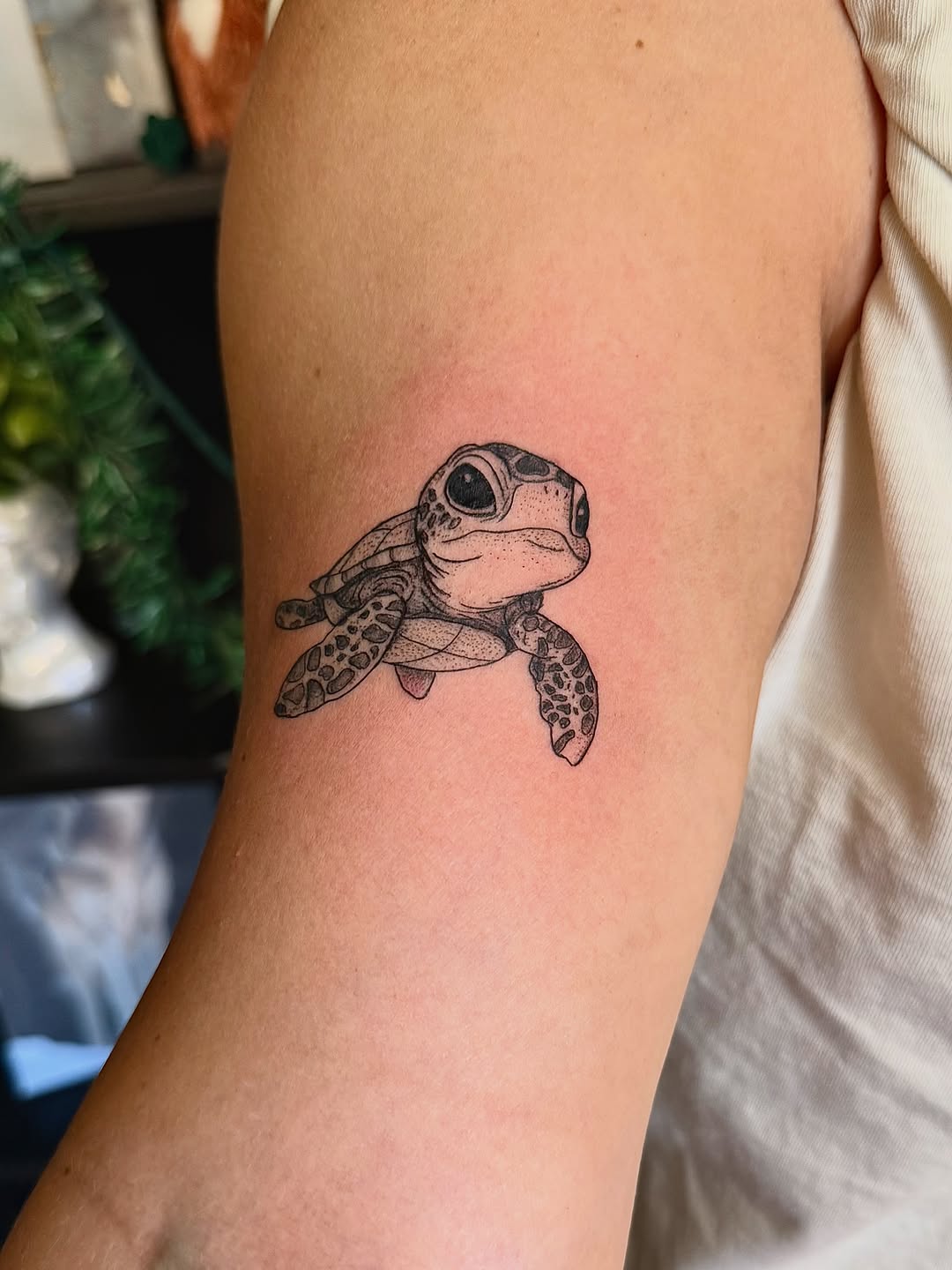 Tattoo by @honeyrosetattoo — fine_line