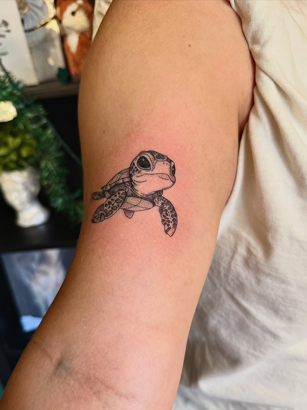Tattoo by @honeyrosetattoo — fine_line
