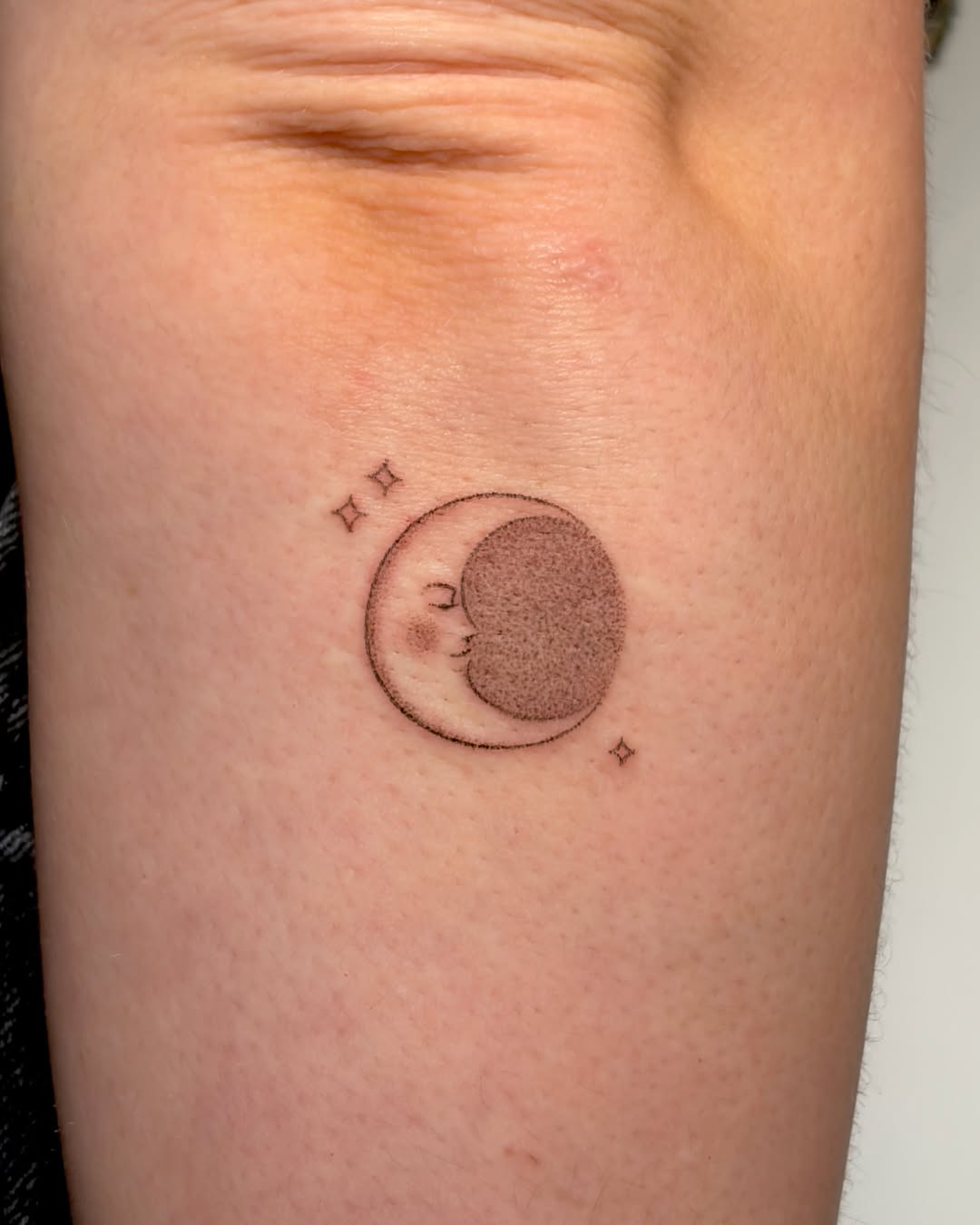 Tattoo by @slxpxke — fine_line, minimalist