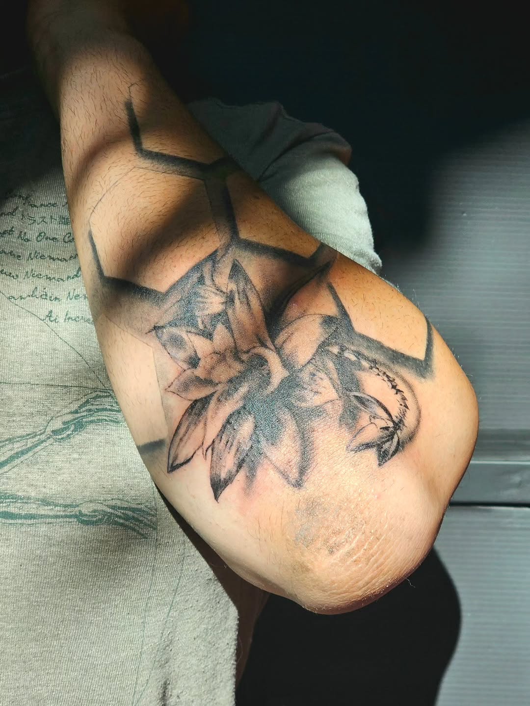 Tattoo by @ari_draws_things_ β black_and_grey
