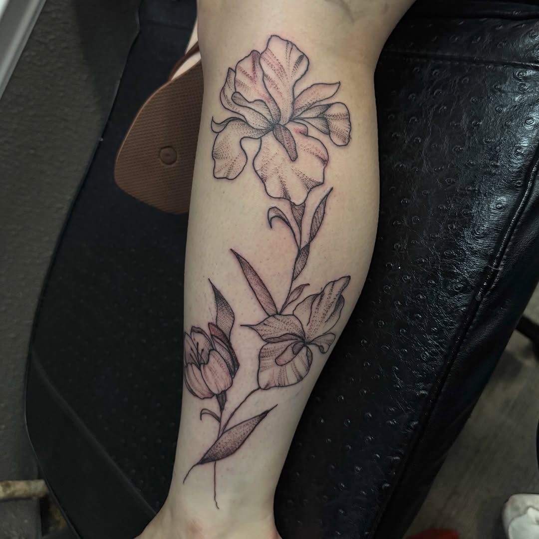 Tattoo by @lexgetinked โ fine_line