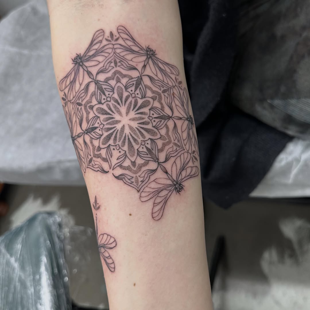 Tattoo by @lynds_tattoo โ dotwork