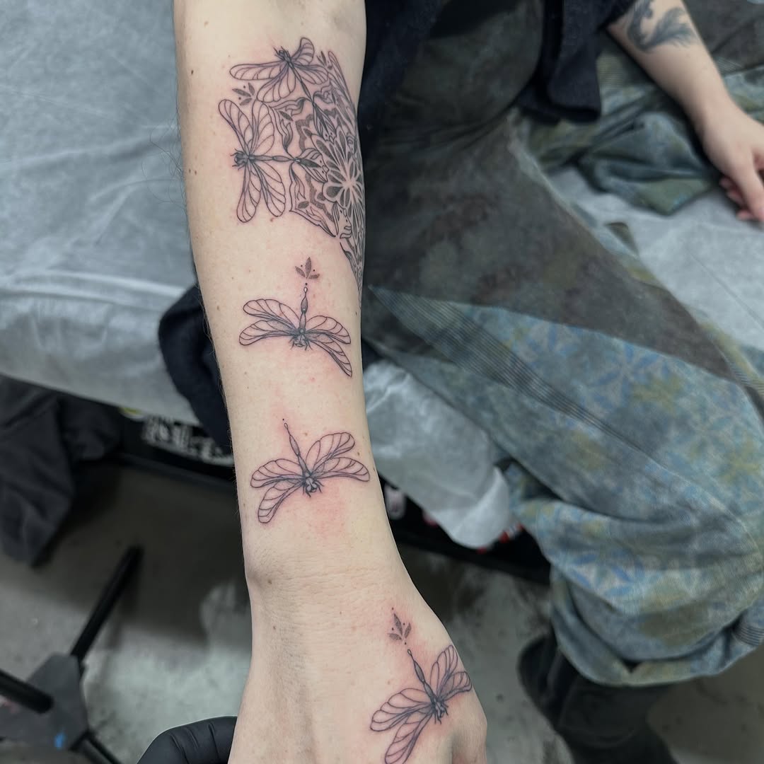 Tattoo by @lynds_tattoo โ fine_line