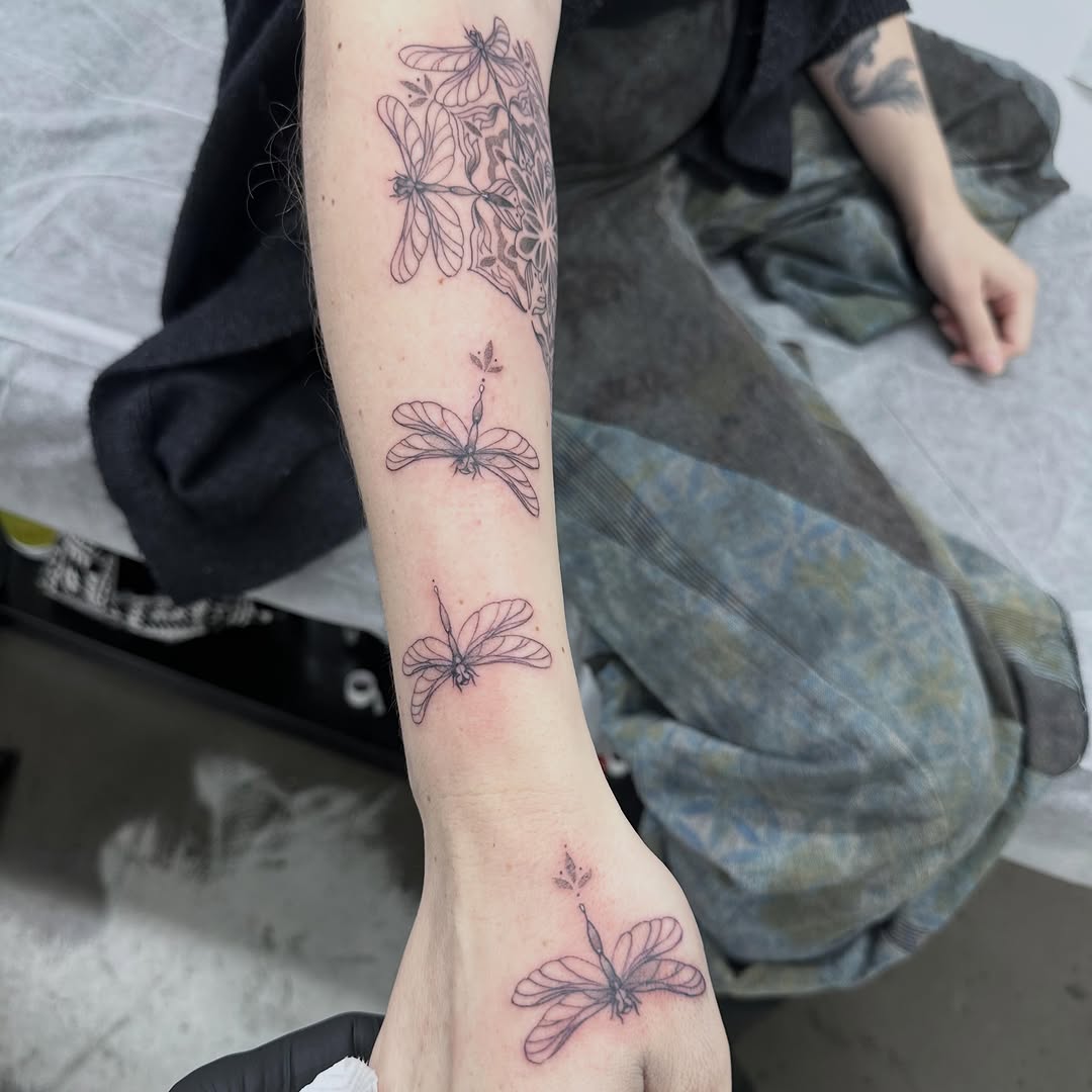 Tattoo by @lynds_tattoo โ fine_line