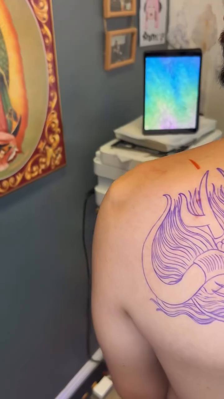 Tattoo by @deniscastrotattoo — illustrative, blackwork