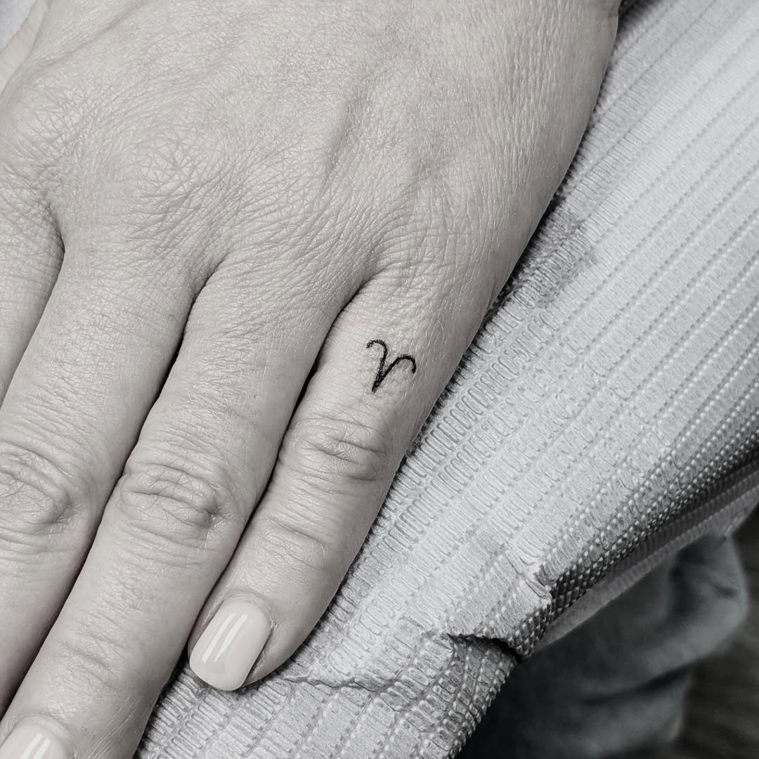 Tattoo by @jadektattoos โ fine_line, minimalist