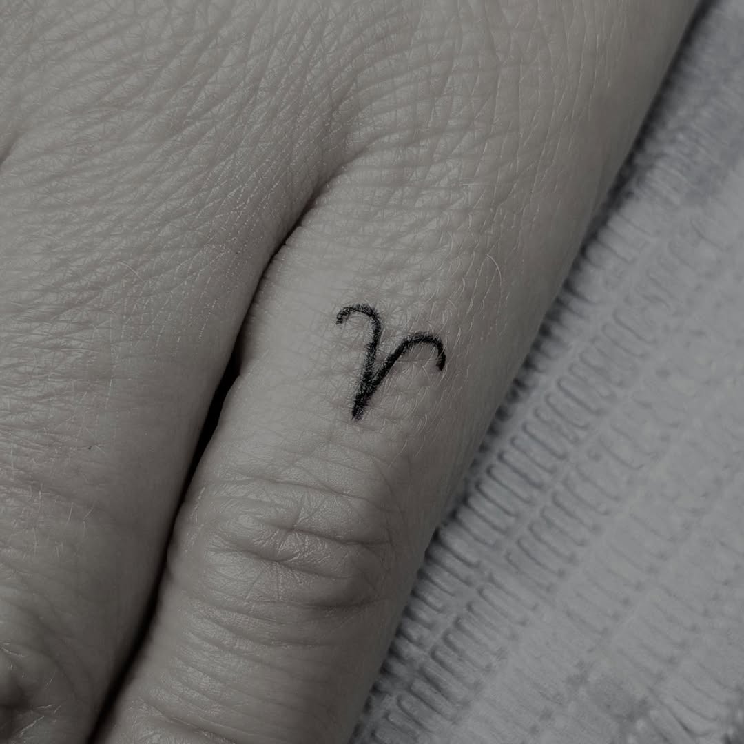 Tattoo by @jadektattoos โ fine_line, minimalist