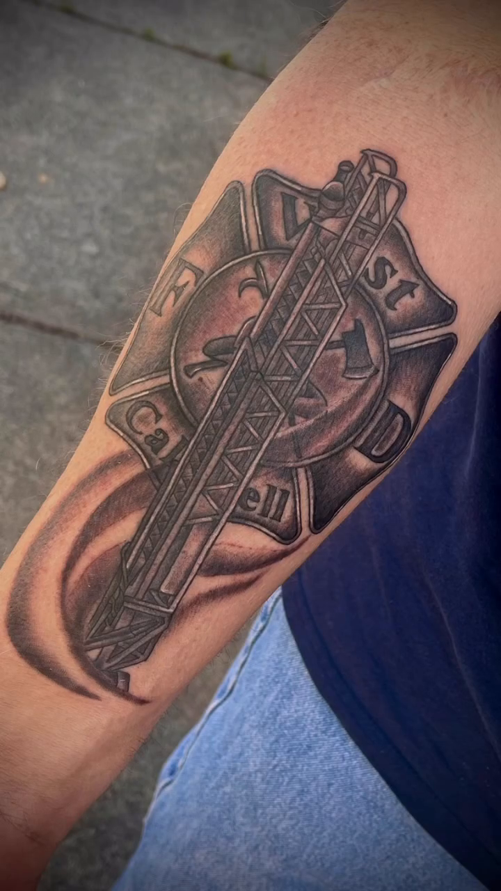 Tattoo by @tattoos_by_suzanneb — black_and_grey, realism
