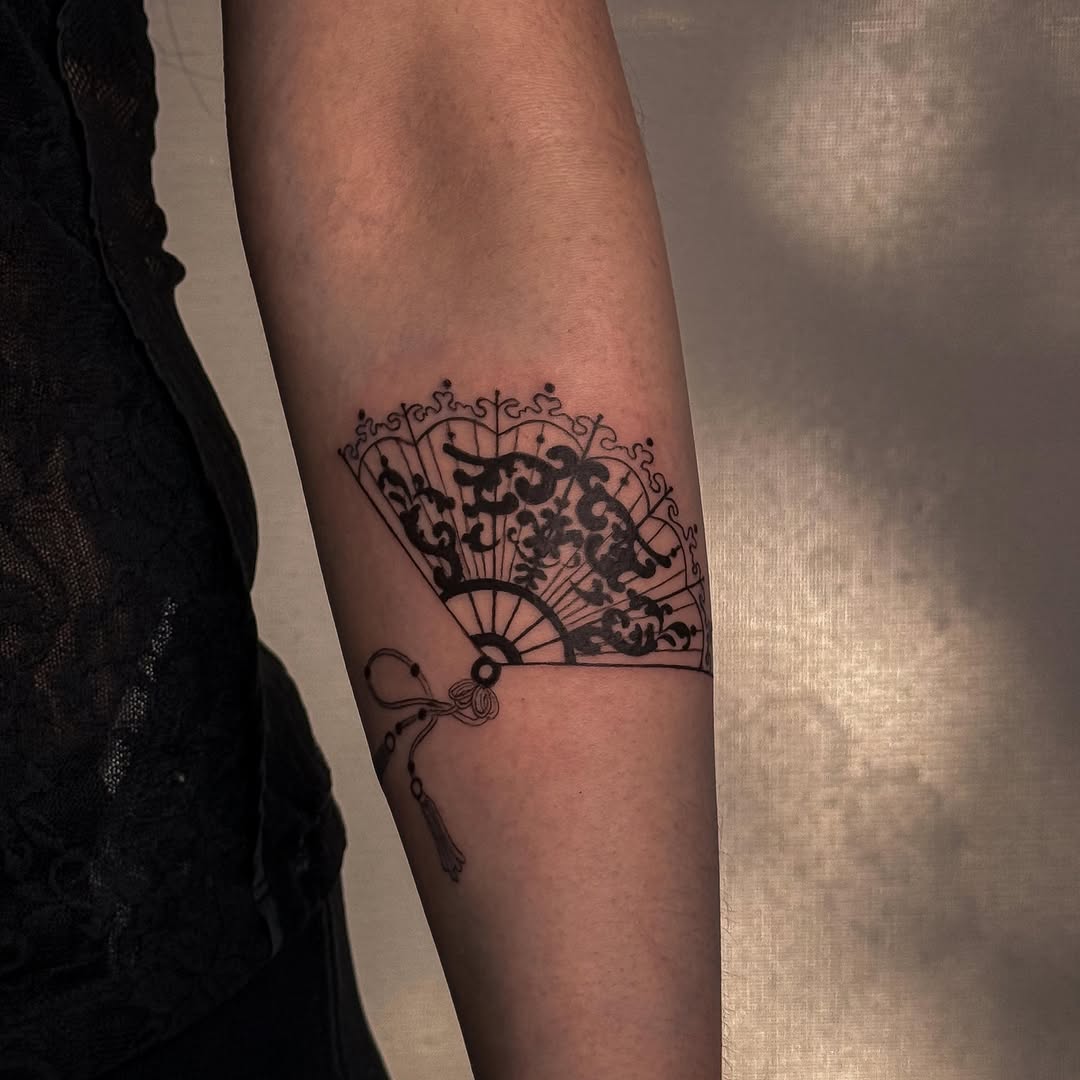 Tattoo by @raeinkz — illustrative, blackwork