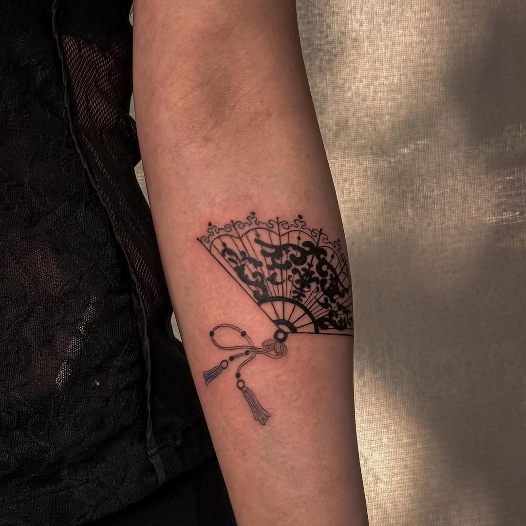 Tattoo by @raeinkz — illustrative, fine_line