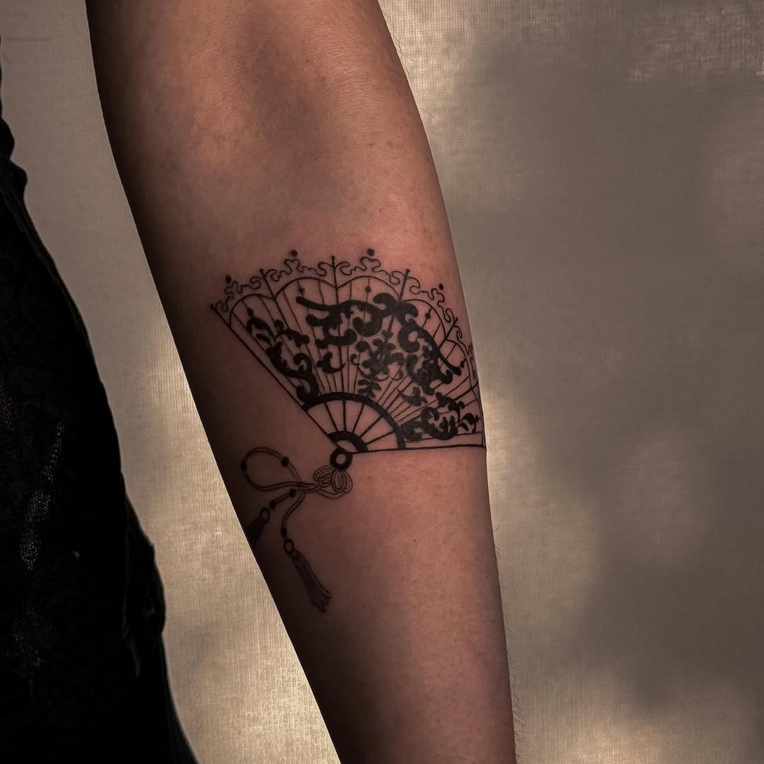 Tattoo by @raeinkz — illustrative, blackwork