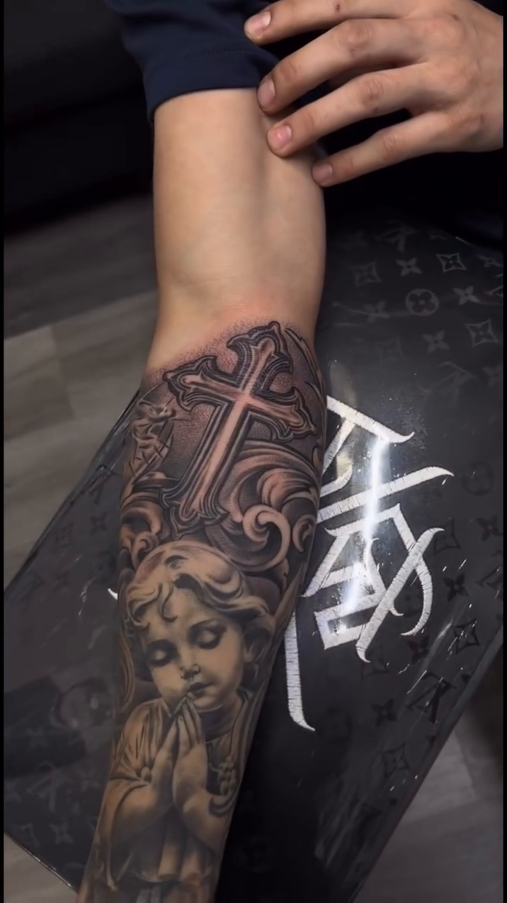 Tattoo by @charliebosquez โ black_and_grey, realism