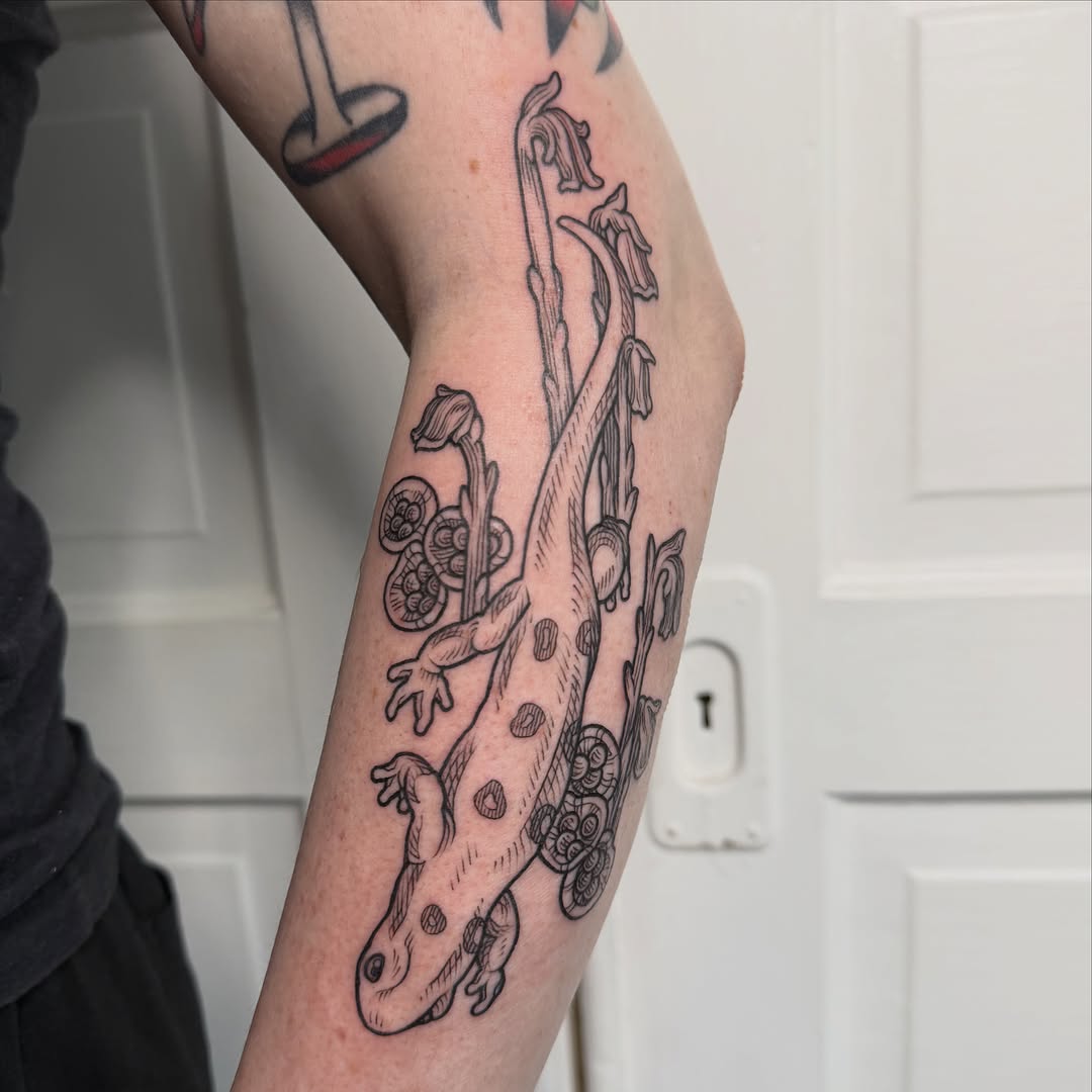 Tattoo by @taylorbeetattoo β blackwork