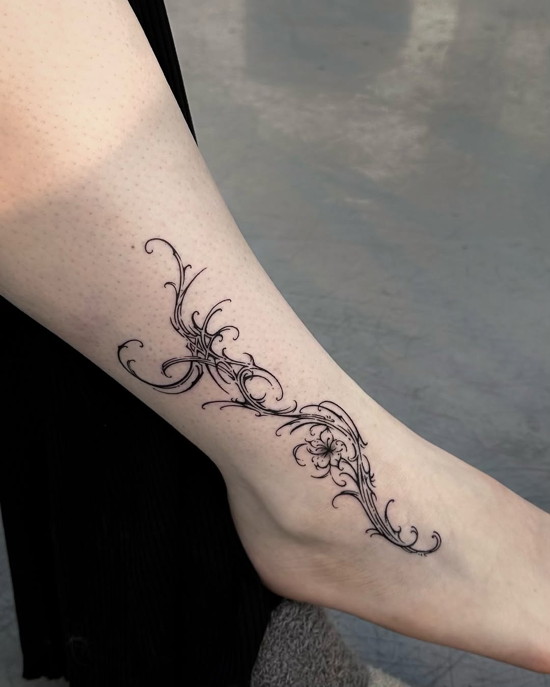 Tattoo by @kamio.ttt — fine_line, ornamental
