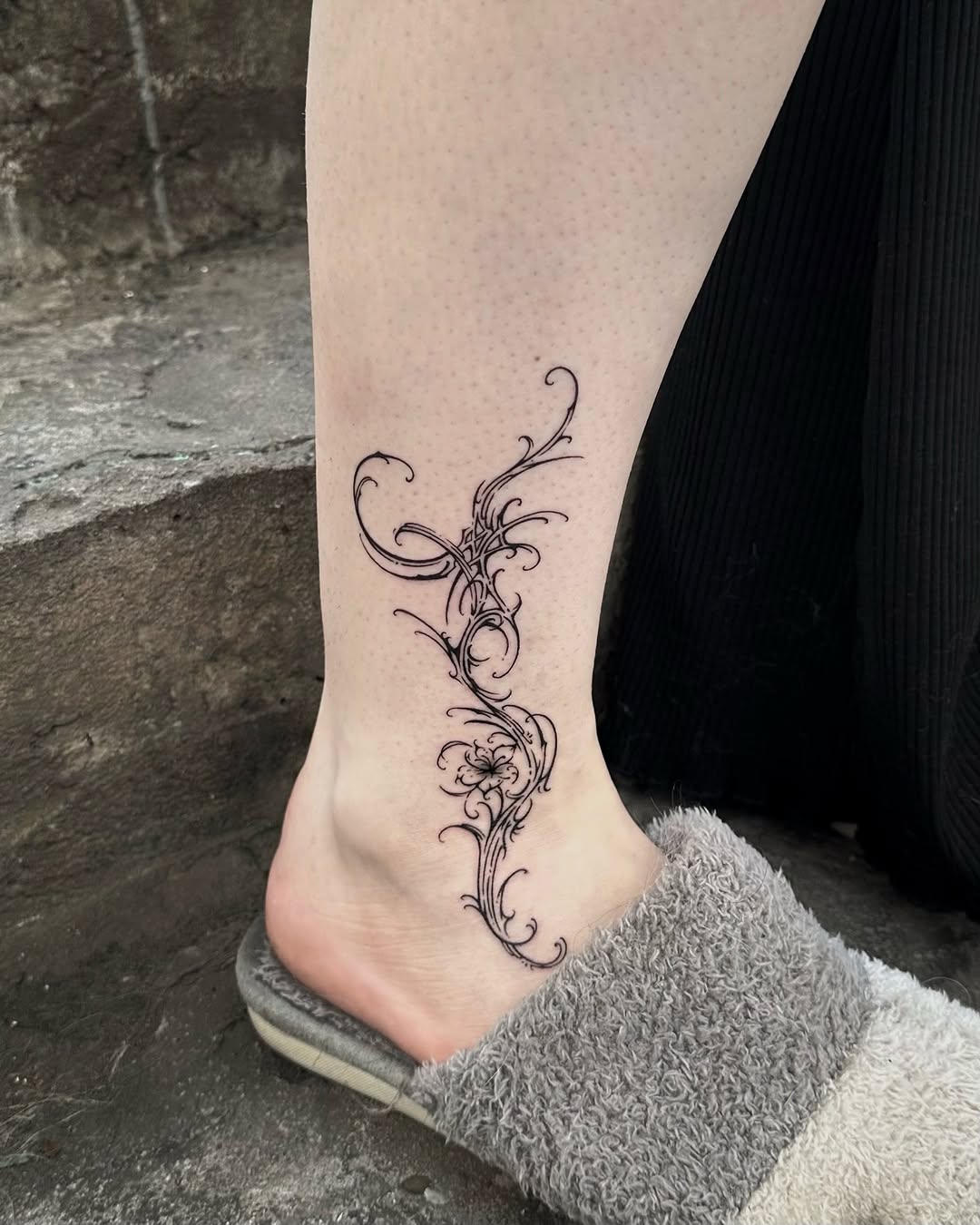 Tattoo by @kamio.ttt — fine_line, ornamental