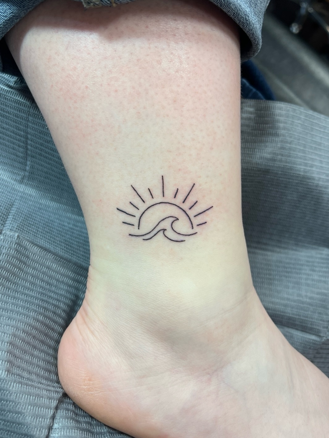 Tattoo by @lilylaurilatattoos β fine_line, minimalist