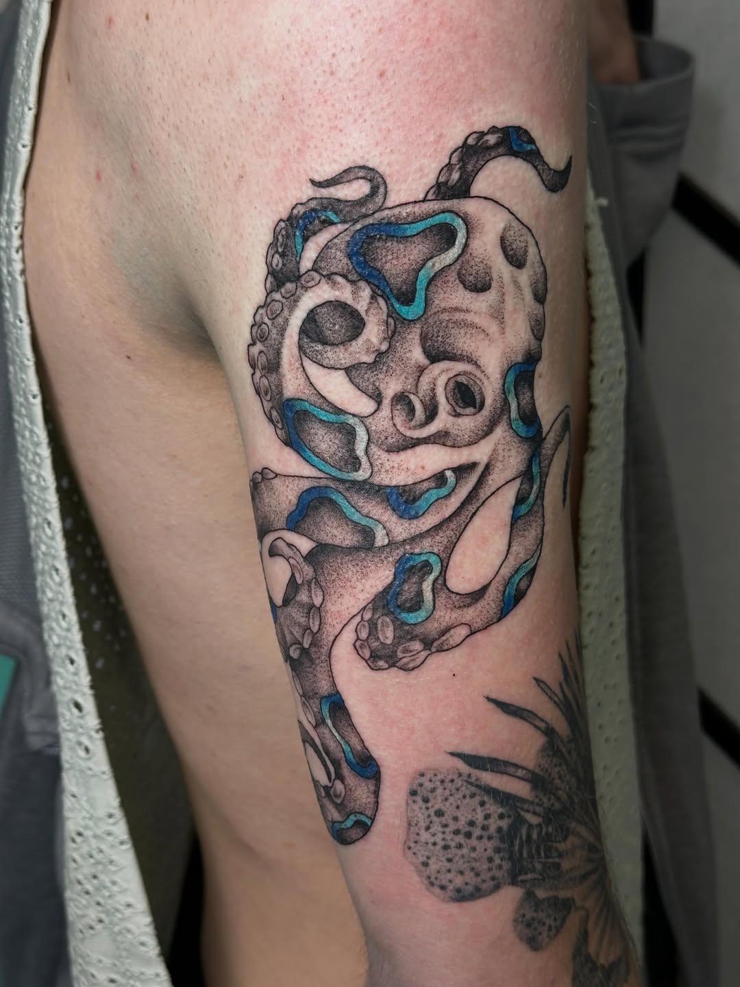Tattoo by @elishabtatz — dotwork